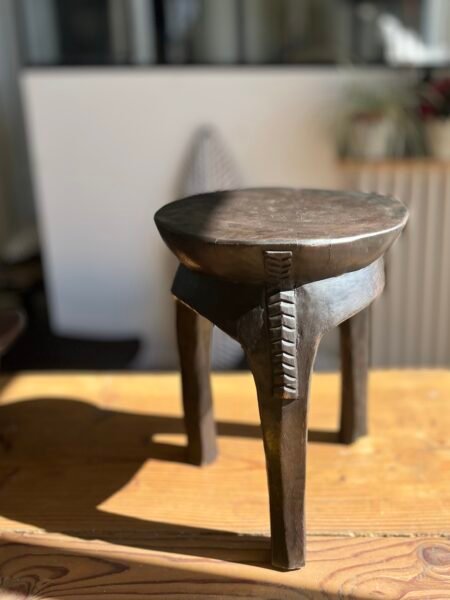 Tabouret tribal Lobi S à 3 pieds en bois - Côte d'Ivoire N°2 – Image 11