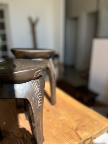 motif Duo ambiance plateau Tabouret tribal Lobi M à 3 pieds en bois - Côte d'Ivoire N°2 maison kwo