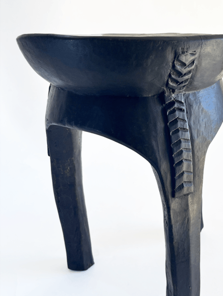 Tabouret tribal Lobi S à 3 pieds en bois - Côte d'Ivoire N°2 – Image 3