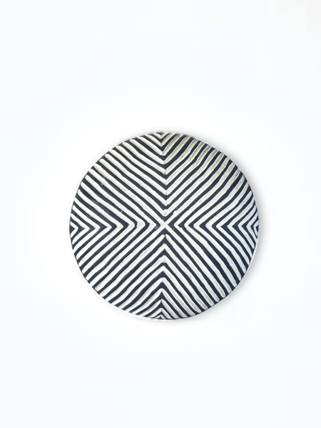 De face Bouclier Zulu | Bamiléké Ovale 50 cm de diamètre Noir & Blanc ||< maison kwo