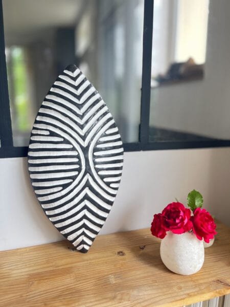 Bouclier mural décoratif en bois – Zénith Noir & Blanc -  Bamiléké 40 cm  Maison kwo – Image 5