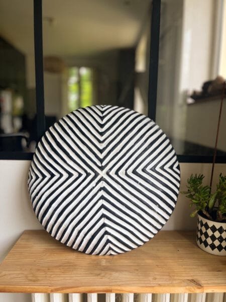 Bouclier mural décoratif en bois  – Éclipse Graphique  Ovale  Maison kwo  Zulu ou Bamileke 40 cm – Black & White – Image 3