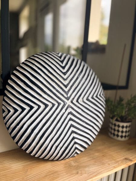 Bouclier mural décoratif en bois  – Éclipse Graphique  Ovale  Maison kwo  Zulu ou Bamileke 40 cm – Black & White