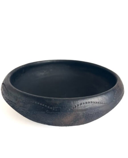 Plat Abron "Kânâh" noir en terre cuite fumée Ø 29cm maison kwo