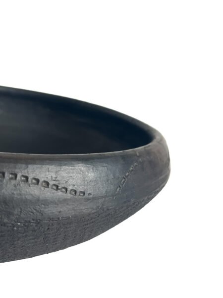 zoom Plat Abron "Kânâh" noir en terre cuite fumée Ø 29cm