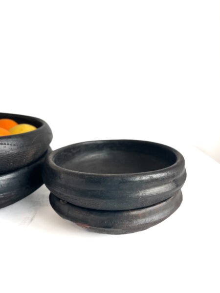 ambiance Plat Abron "Kânâh" en terre cuite fumée | Ø 23cm diamètre | Artisanat Abron, Côte d'Ivoire | Bol brut | Bol africain plat à fruit