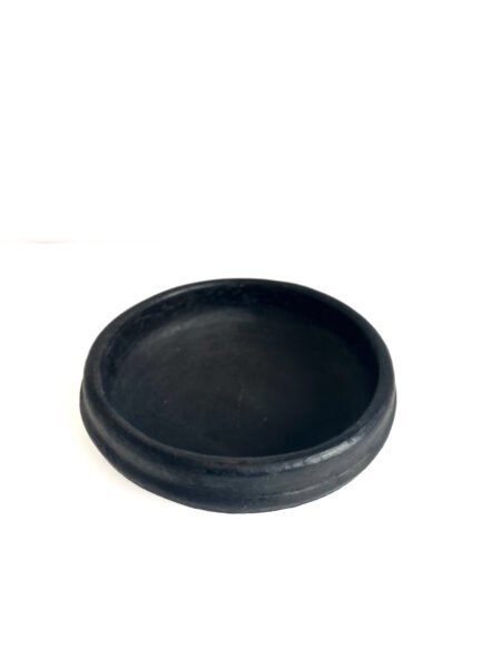 ambiance Plat Abron "Kânâh" en terre cuite fumée | Ø 23cm diamètre | Artisanat Abron, Côte d'Ivoire | Bol brut | Bol africain plat à fruit