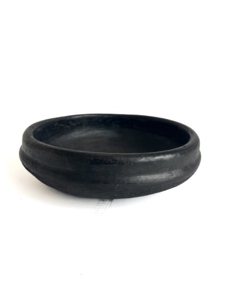 ambiance Plat Abron "Kânâh" en terre cuite fumée | Ø 23cm diamètre | Artisanat Abron, Côte d'Ivoire | Bol brut | Bol africain plat à fruit