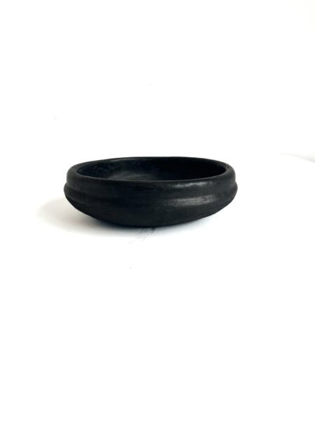 ambiance Plat Abron "Kânâh" en terre cuite fumée | Ø 23cm diamètre | Artisanat Abron, Côte d'Ivoire | Bol brut | Bol africain plat à fruit