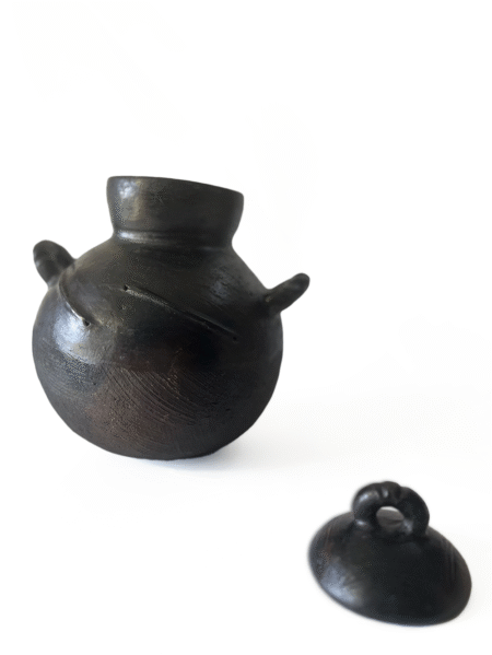 Pot traditionnel en terre cuite fumée Abron "Kânâh" – Canari africain artisanal -KéDjenou – Image 9