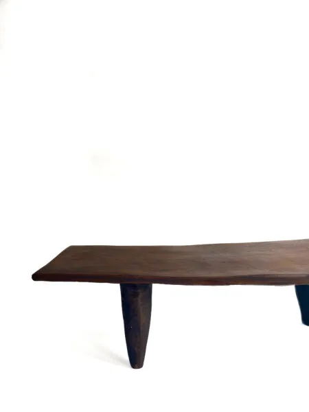 Banc ou table basse en bois massif – 110 cm – Design minimaliste & patine brute | Pièce unique, artisanat Côte d’Ivoire