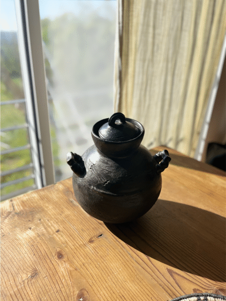 Pot traditionnel en terre cuite fumée Abron "Kânâh" – Canari africain artisanal -KéDjenou – Image 2