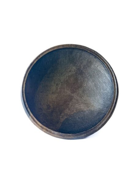 Grand plat “Kânâh” Tassaba Ø 40 cm en terre cuite fumée intérieur striés