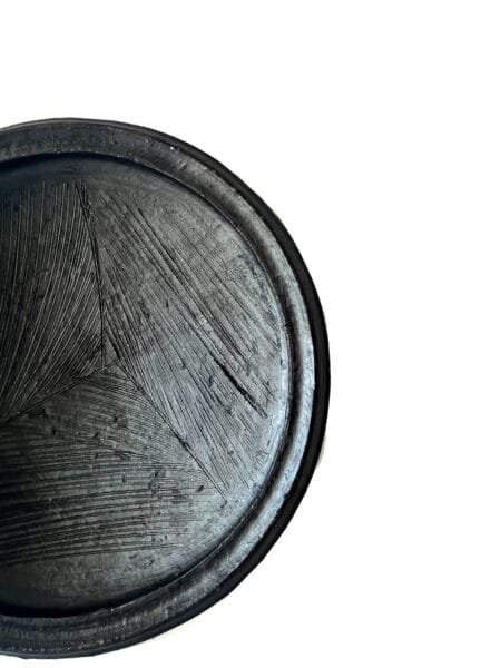 Plats Abron "Kânâh" en terre cuite fumée intérieur striés | Ø 32 cm – Image 2