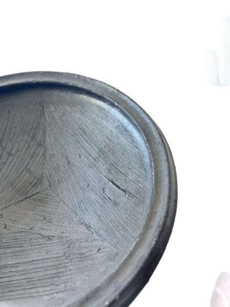 Grand plat “Kânâh” Tassaba Ø 40 cm en terre cuite fumée intérieur striés – Image 2