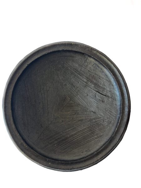 Plats Abron "Kânâh" en terre cuite fumée intérieur striés | Ø 32 cm – Image 3