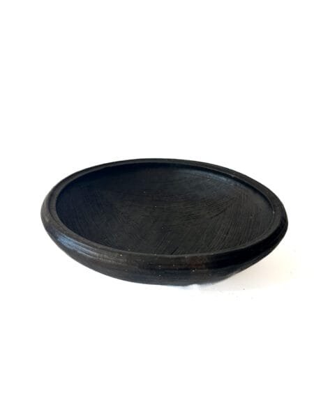 Grand plat “Kânâh” Tassaba Ø 40 cm en terre cuite fumée intérieur striés – Image 3