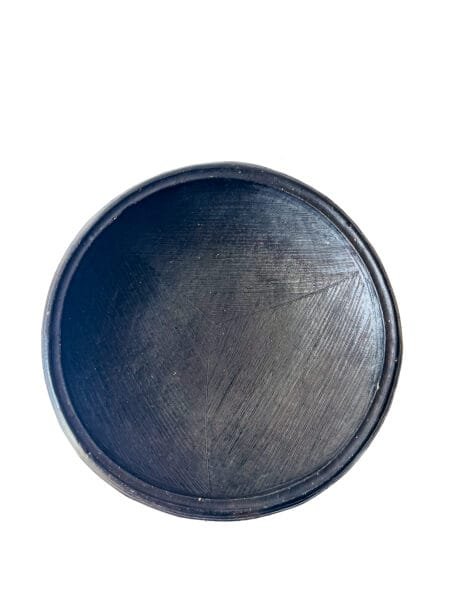 Grand plat “Kânâh” Tassaba Ø 40 cm en terre cuite fumée intérieur striés – Image 4