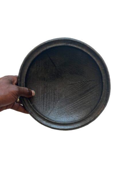 Plats Abron "Kânâh" en terre cuite fumée intérieur striés | Ø 32 cm – Image 6