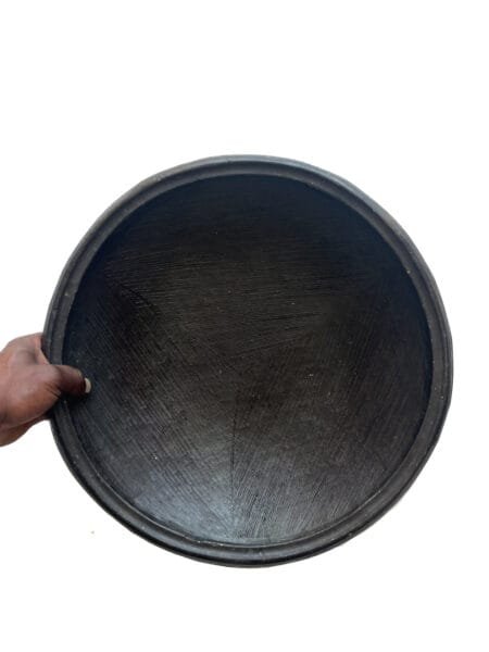 Grand plat “Kânâh” Tassaba Ø 40 cm en terre cuite fumée intérieur striés – Image 5
