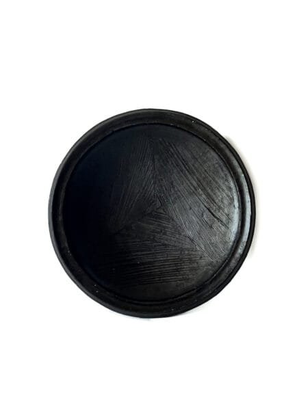 Plats Abron "Kânâh" en terre cuite fumée intérieur striés | Ø 32 cm